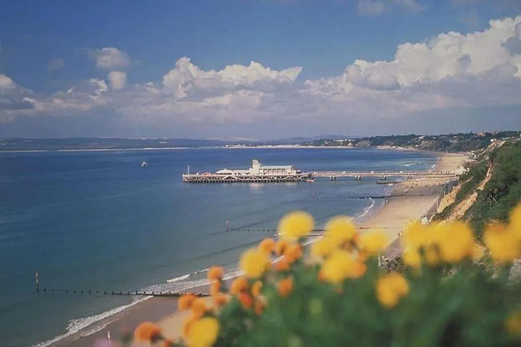Bournecoast: 3 Bed-Sea Views/Balcony/Garden-Hb6314 Villa Bournemouth Holiday home
